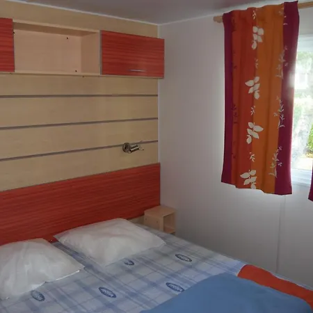 Camping Les Etangs De Plessac 营地 布朗托姆