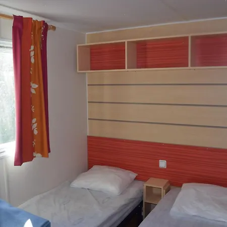 Camping Les Etangs De Plessac 布朗托姆