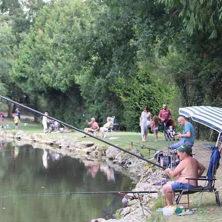 Camping Les Etangs De Plessac 营地 布朗托姆