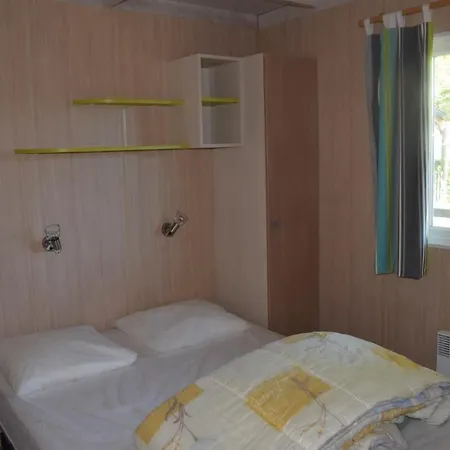 Camping Les Etangs De Plessac 布朗托姆