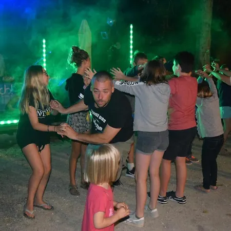 Camping Les Etangs De Plessac 营地