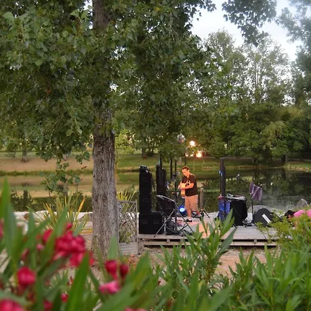 Camping Les Etangs De Plessac 3* 布朗托姆