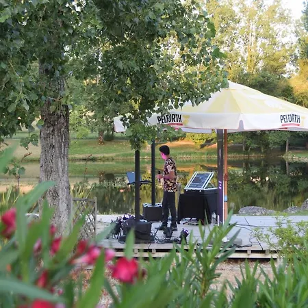 营地 Camping Les Etangs De Plessac 布朗托姆